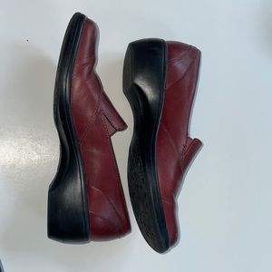 Clarks Women Burgundy Slip On Shoes Size 8